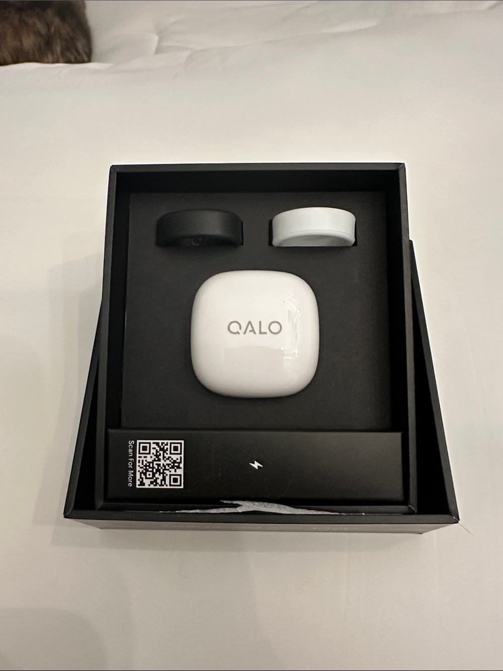 QALO QRNT Ring with Charging Case and Black and White Ring covers
